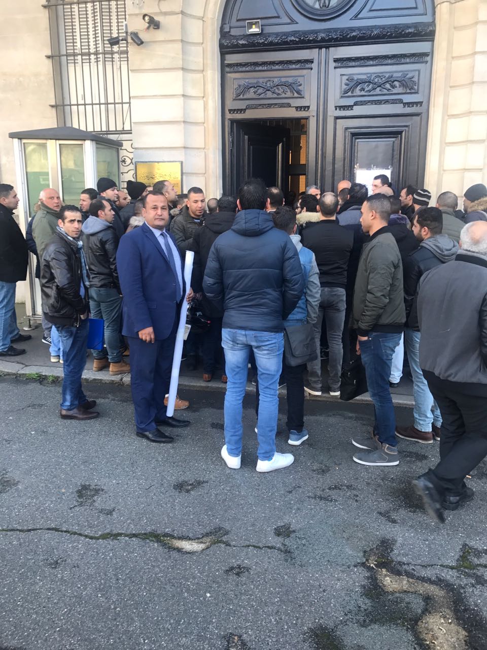 النائب محمد عمارة مع المصريين أمام سفارة باريس17