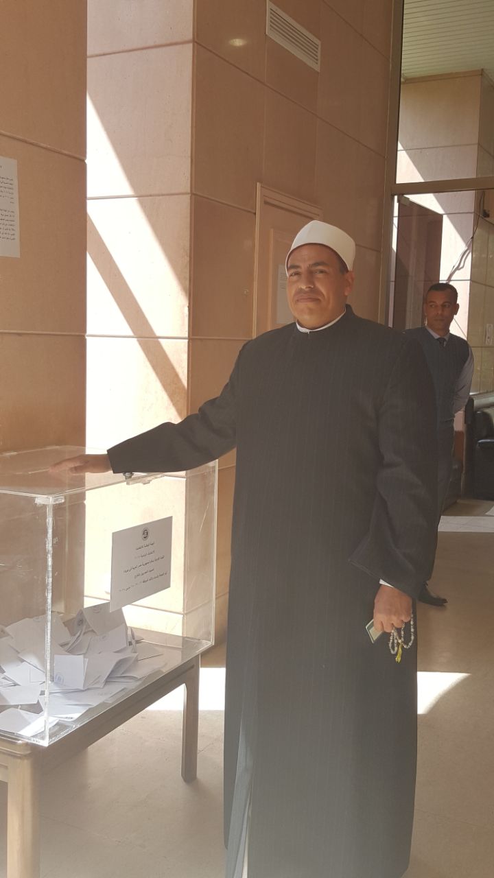 رجل دين يصوت فى لبنان