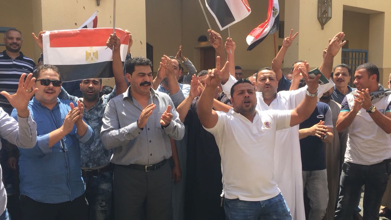 مصريين فى جدة أمام القنصلية