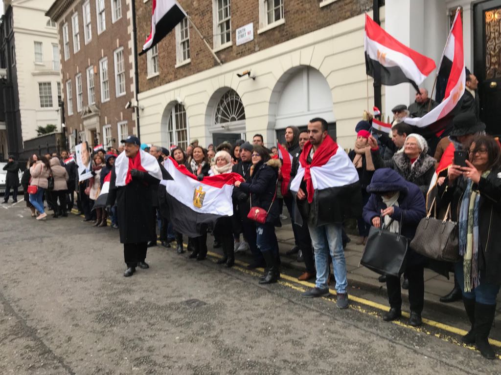 طوابير امام السفارة المصرية فى لندن