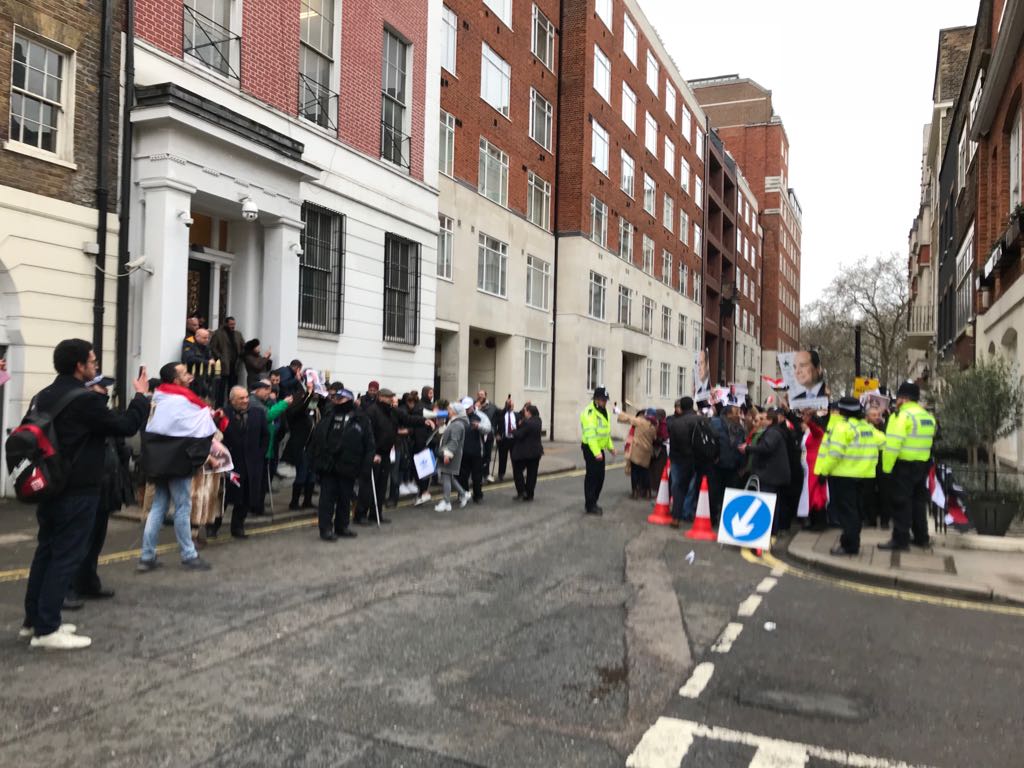 المصريين فى لندن يرفعون صور السيسى امام مقر السفارة