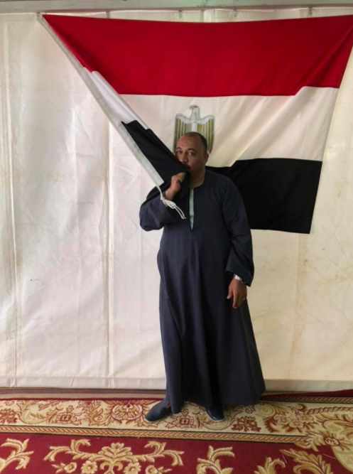 مصري يقبل علم مصر في السعودية