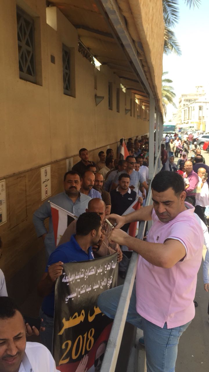 طابور المصريين أمام القنصلية فى جدة
