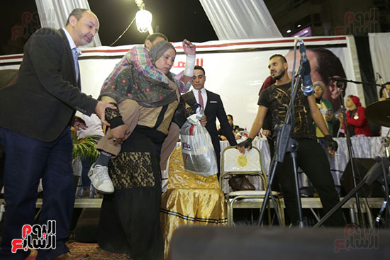 سيدة تحمل زوجها فى مؤتمر عبد الرحيم على (3)