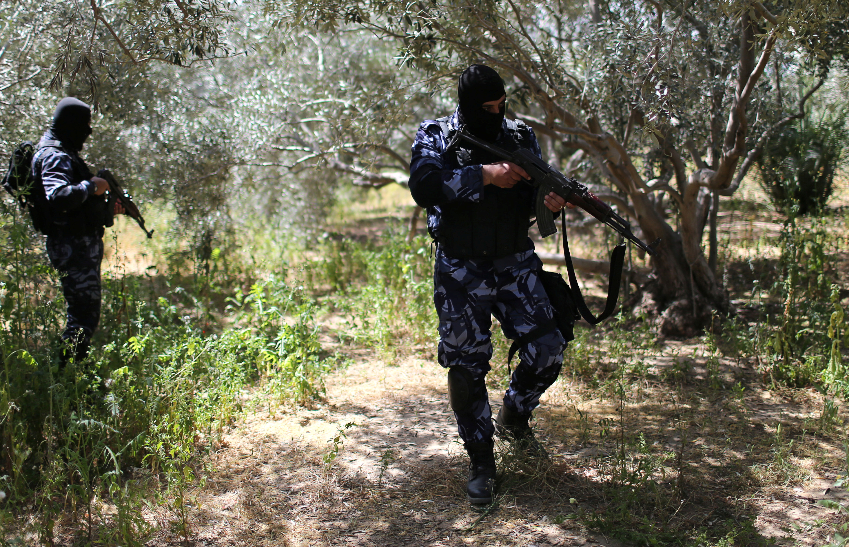 عناصر من الشرطة بغزة قبل الهجوم على منفذ الاعتداء