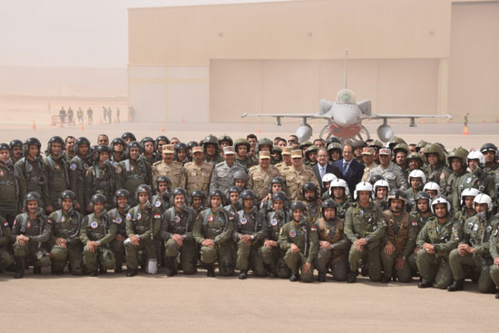 الرئيس يزور قاعدة جوية فى أرض الفيروز ويلتقى أبطال العملية سيناء 2018 (1)