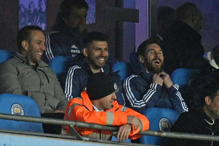 ميسي مع أجويرو على مقاعد بدلاء منتخب الأرجنتين ميسي مع أجويرو على مقاعد بدلاء منتخب الأرجنتين