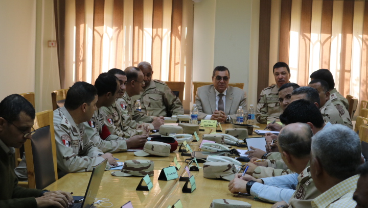 محافظ الفيوم يناقش استعداد الانتخابات مع قيادات الجيش