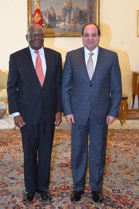  الرئيس السيسي خلال استقباله اليوم إبراهيم جمبارى وزير خارجية نيجيريا الأسبق (3)