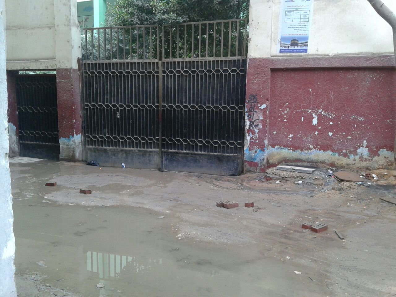 مياه الصرف أمام مدرسة بالمنطقة