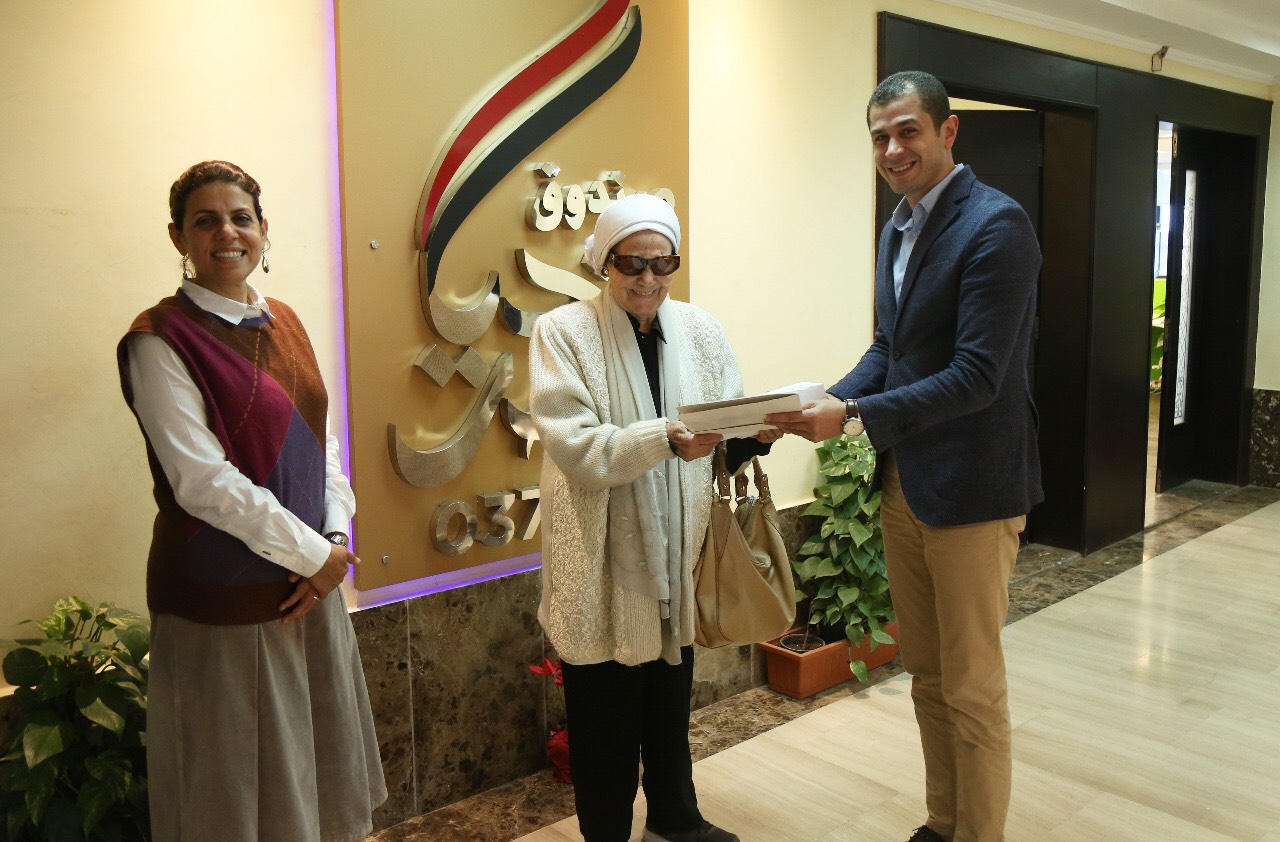 سيدة تؤجل العمرة وتتبرع بمبلغ 40 الف جنيه لصندوق تحيا مصر لتنمية سيناء (3)
