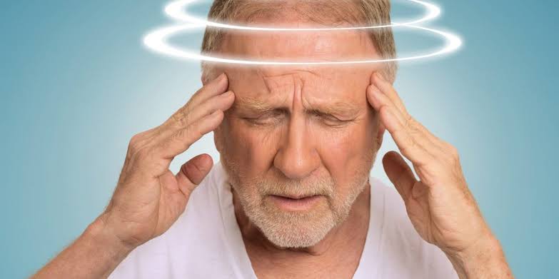 اسباب الدوخة والدوار قد تكون إشارة للسكتة الدماغية أو مشكلة بالأذن - اليوم السابع