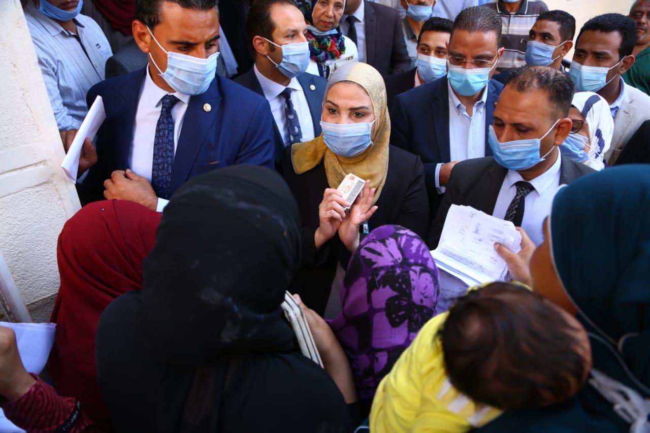 وزيرة التضامن مع المواطنين وتوجه بحل مشاكلهم وزيرة التضامن مع المواطنين وتوجه بحل مشاكلهم