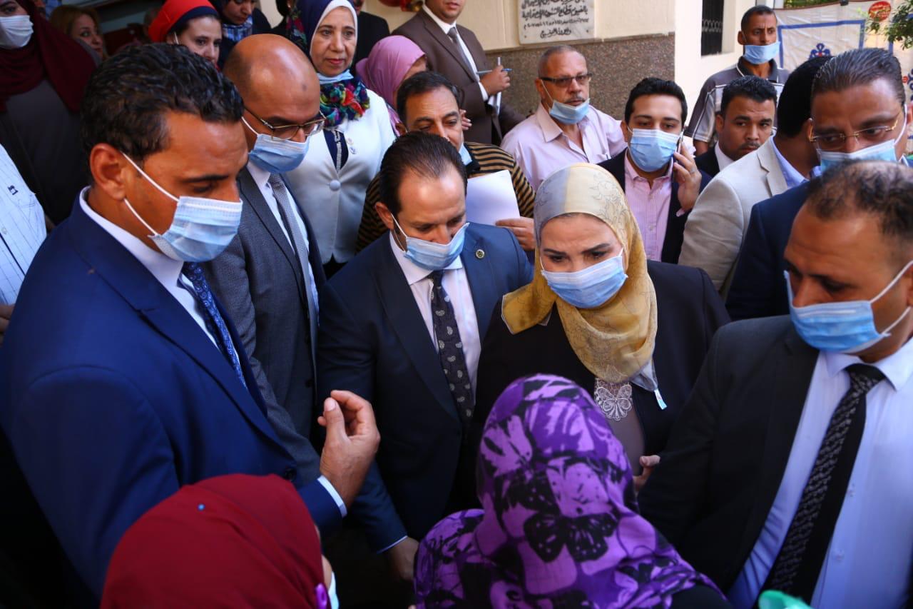 وزيرة التضامن تلتقيى المواطنين لبحث مطالبهم وزيرة التضامن تلتقيى المواطنين لبحث مطالبهم