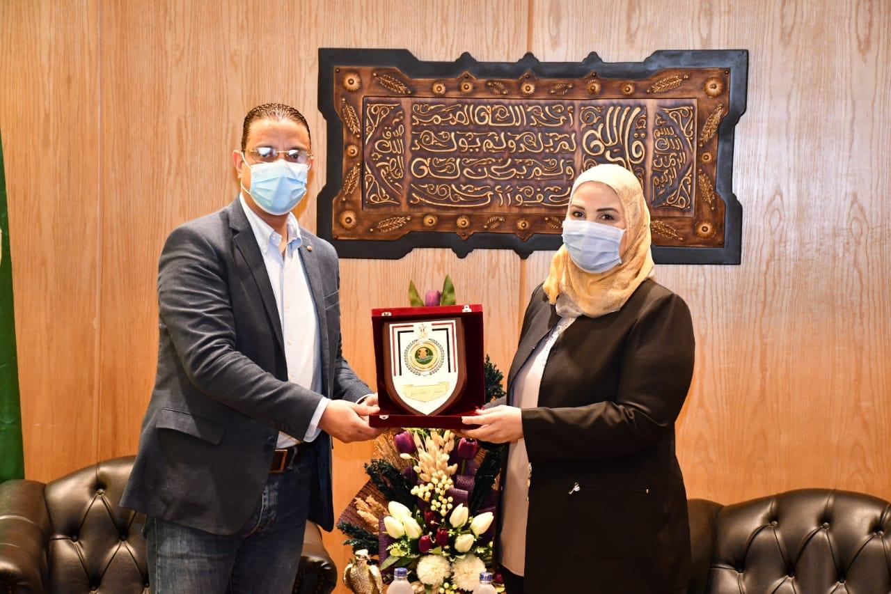 إهداء درع محافظة الفيوم لوزيرة التضامن الاجتماعى إهداء درع محافظة الفيوم لوزيرة التضامن الاجتماعى