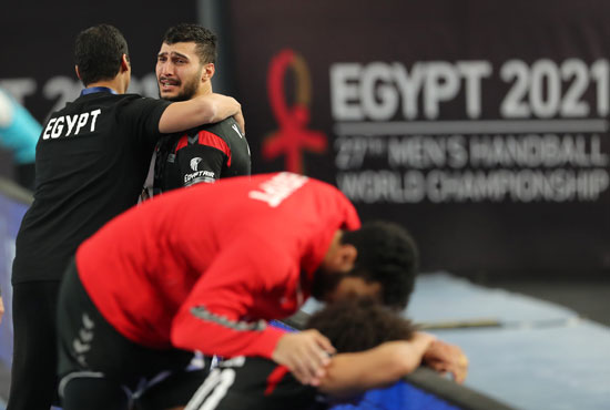 حزن اللاعبين بعد الهزيمة حزن اللاعبين بعد الهزيمة