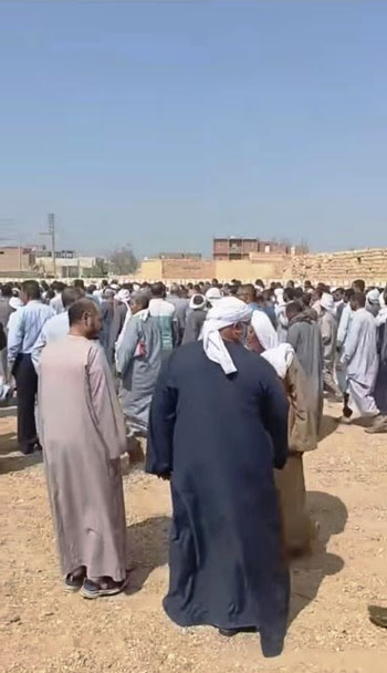 مئات-الأهالي-لطبيب-الغلابه مئات-الأهالي-لطبيب-الغلابه