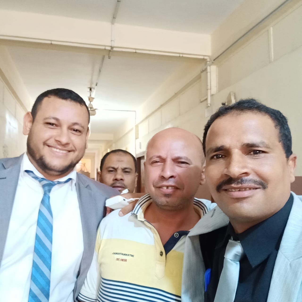 مع محاميه مع محاميه