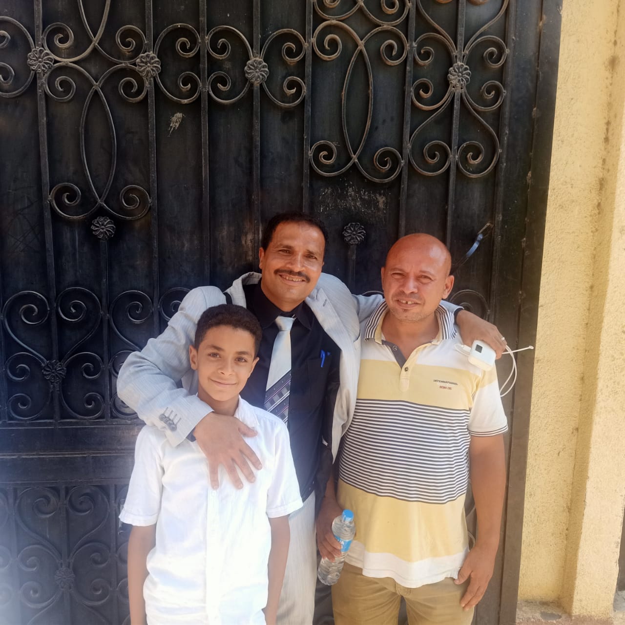 مع اسرته مع اسرته