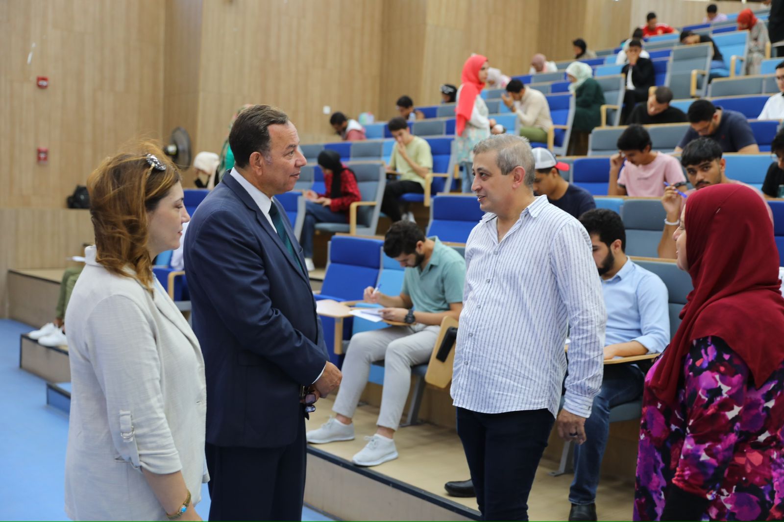 جانب من تفقد السيد رئيس الجامعة للجان جانب من تفقد السيد رئيس الجامعة للجان