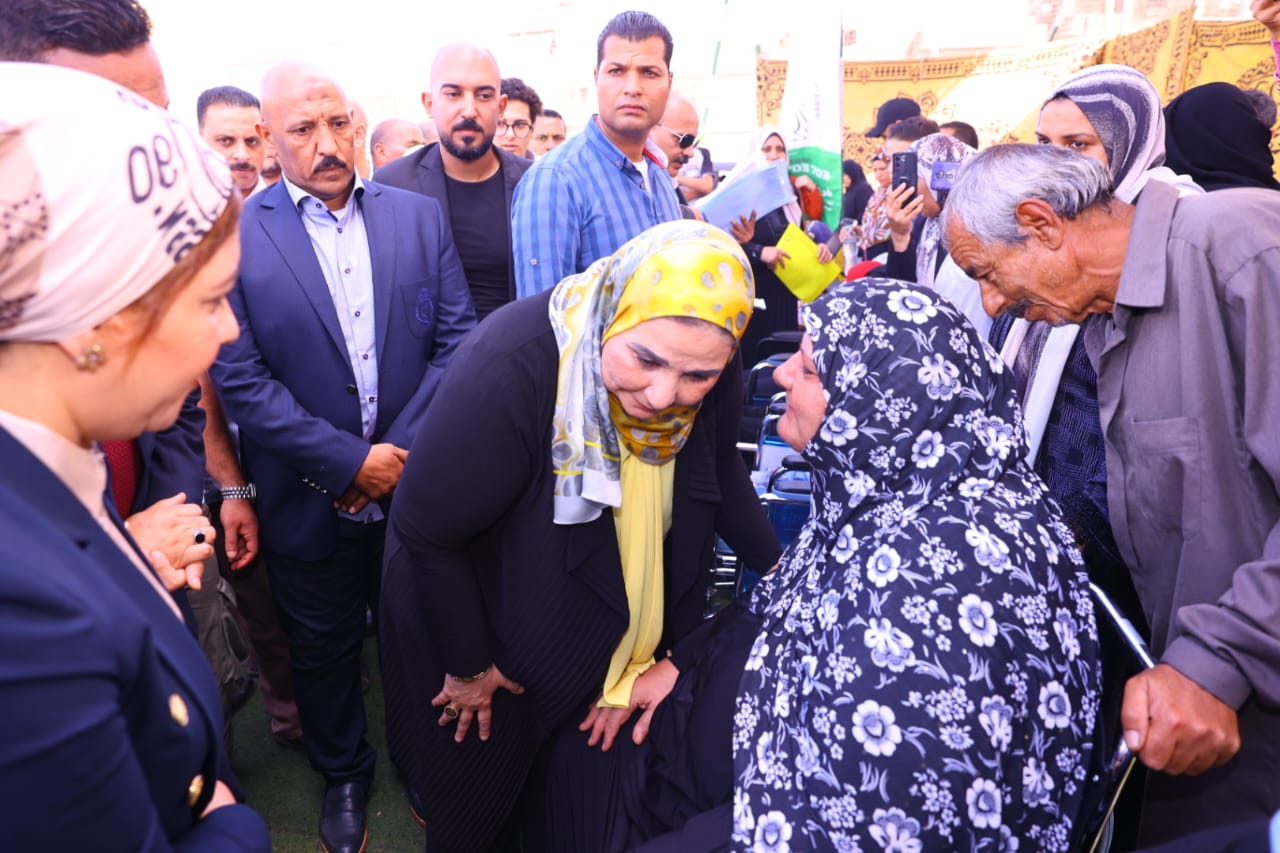 وزيرة التضامن تستمع لسيده من اهالى الدقهلية وزيرة التضامن تستمع لسيده من اهالى الدقهلية