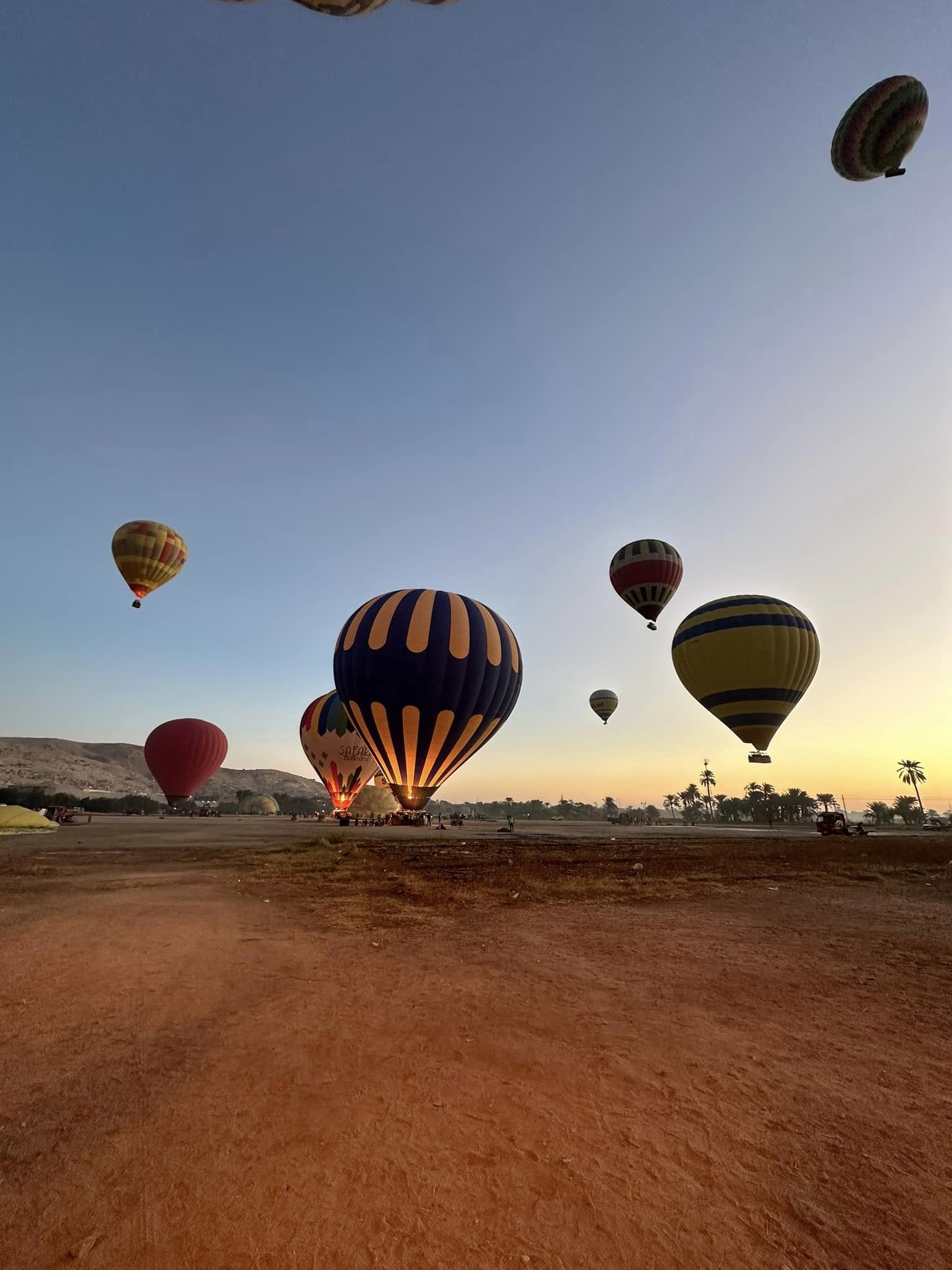 لحظة تحليق البالونات في السماء لحظة تحليق البالونات في السماء