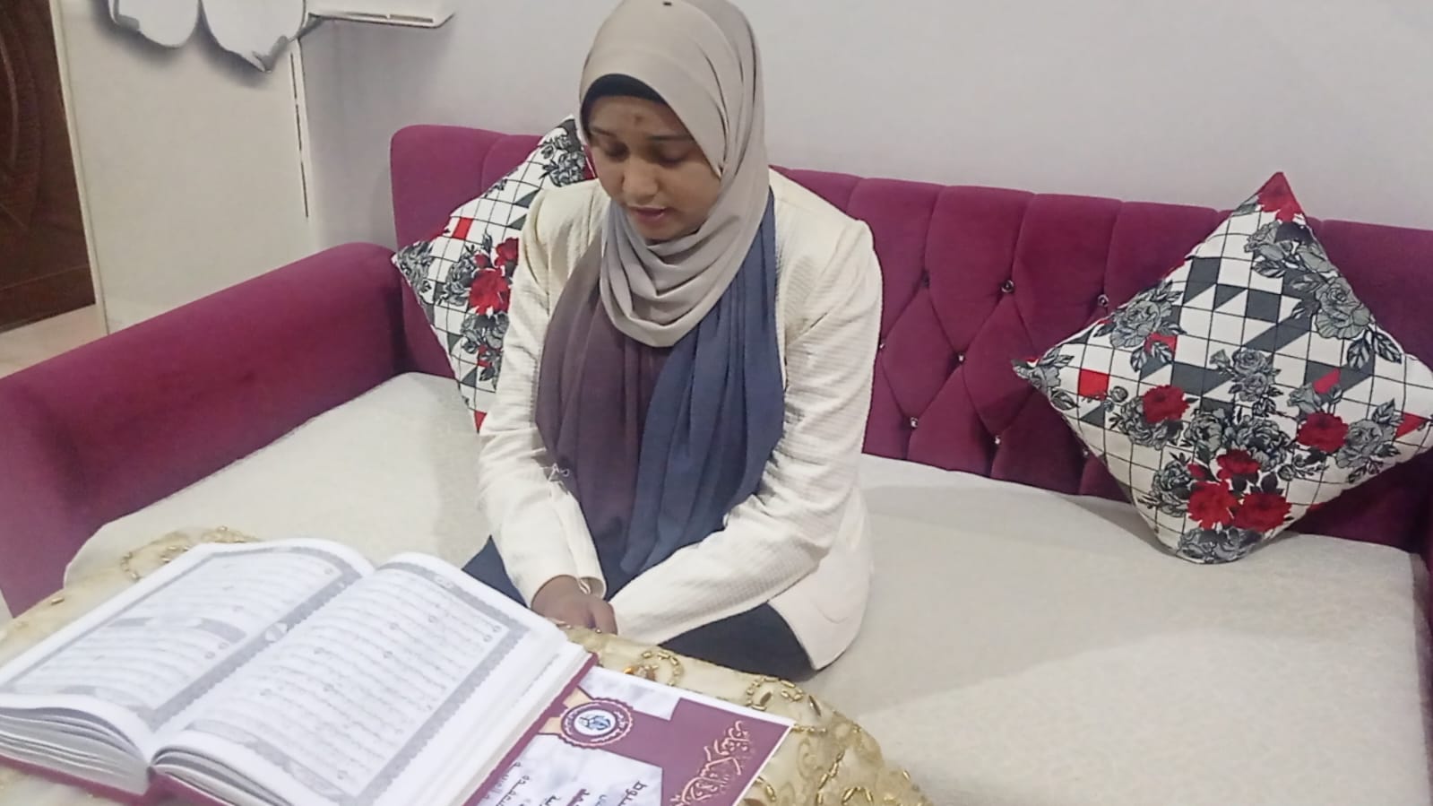 رحاب صلاح، الطالبة التي كتبت القرآن الكريم بخط يدها في قنا رحاب صلاح، الطالبة التي كتبت القرآن الكريم بخط يدها في قنا