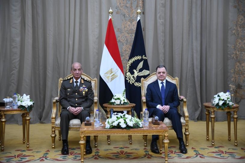 وزير الدفاع يهنئ وزير الداخلية وزير الدفاع يهنئ وزير الداخلية