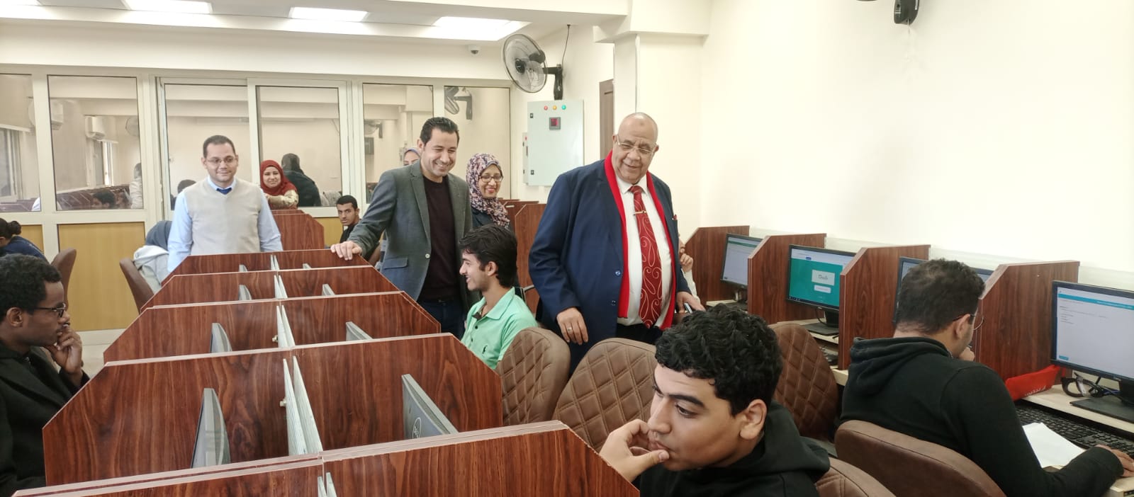 رئيس جامعة الأقصر يتفقد امتحانات كلية الحاسبات والمعلومات رئيس جامعة الأقصر يتفقد امتحانات كلية الحاسبات والمعلومات