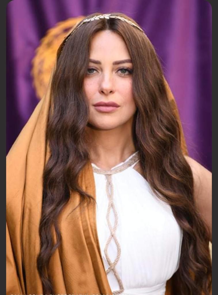 ريم مصطفى مع شخصيتها في فيلم أهل الكهف ريم مصطفى مع شخصيتها في فيلم أهل الكهف