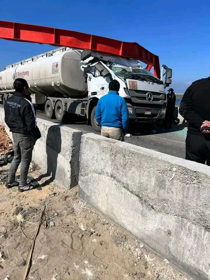 اصطدام شاحنة بحاجز حديدي اصطدام شاحنة بحاجز حديدي