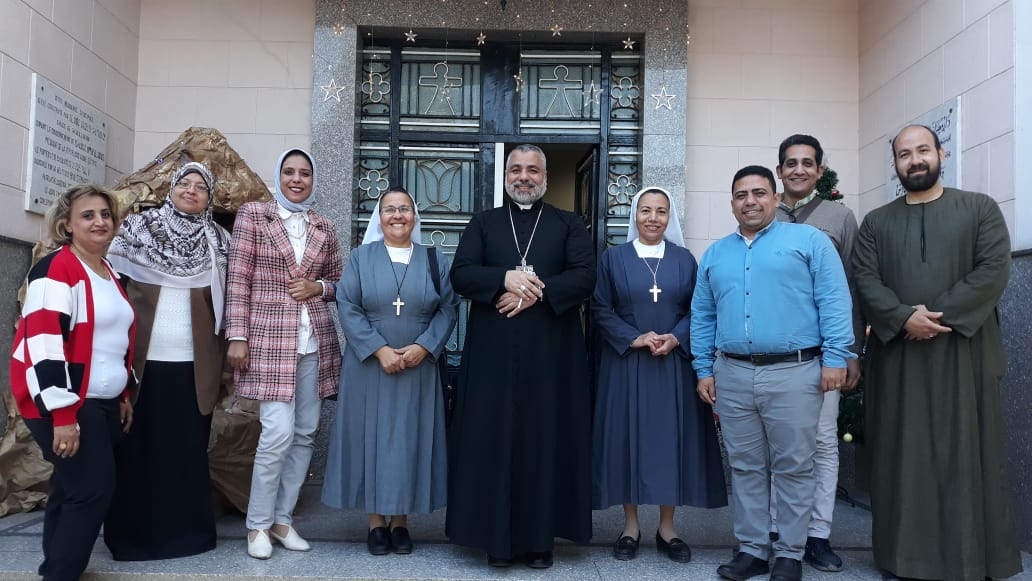 وفد من مدرسة الراهبات يهنئ إخوانهم الأقباط وفد من مدرسة الراهبات يهنئ إخوانهم الأقباط