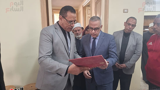 الحاكم ينظر إلى أحد الكتب الحاكم ينظر إلى أحد الكتب