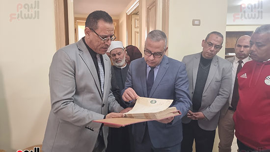 المحافظ يتصفح أحد الكتب القديمة المحافظ يتصفح أحد الكتب القديمة