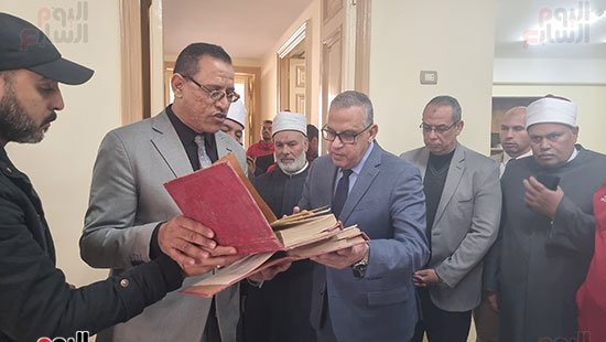 المحافظ-داخل-المكتبة-مع-الكتب المحافظ-داخل-المكتبة-مع-الكتب