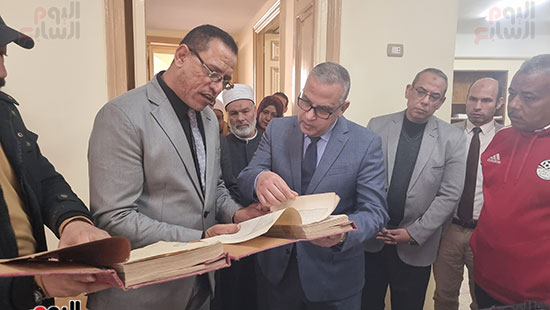 الحاكم يقرأ كتابا الحاكم يقرأ كتابا