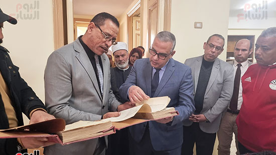 المحافظ -تصفح-المخطوطة-في-المكتبة المحافظ -تصفح-المخطوطة-في-المكتبة
