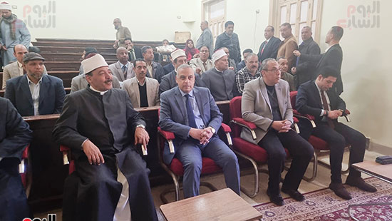 المحافظ يستمع لشرح عن أعمال التطوير المحافظ يستمع لشرح عن أعمال التطوير