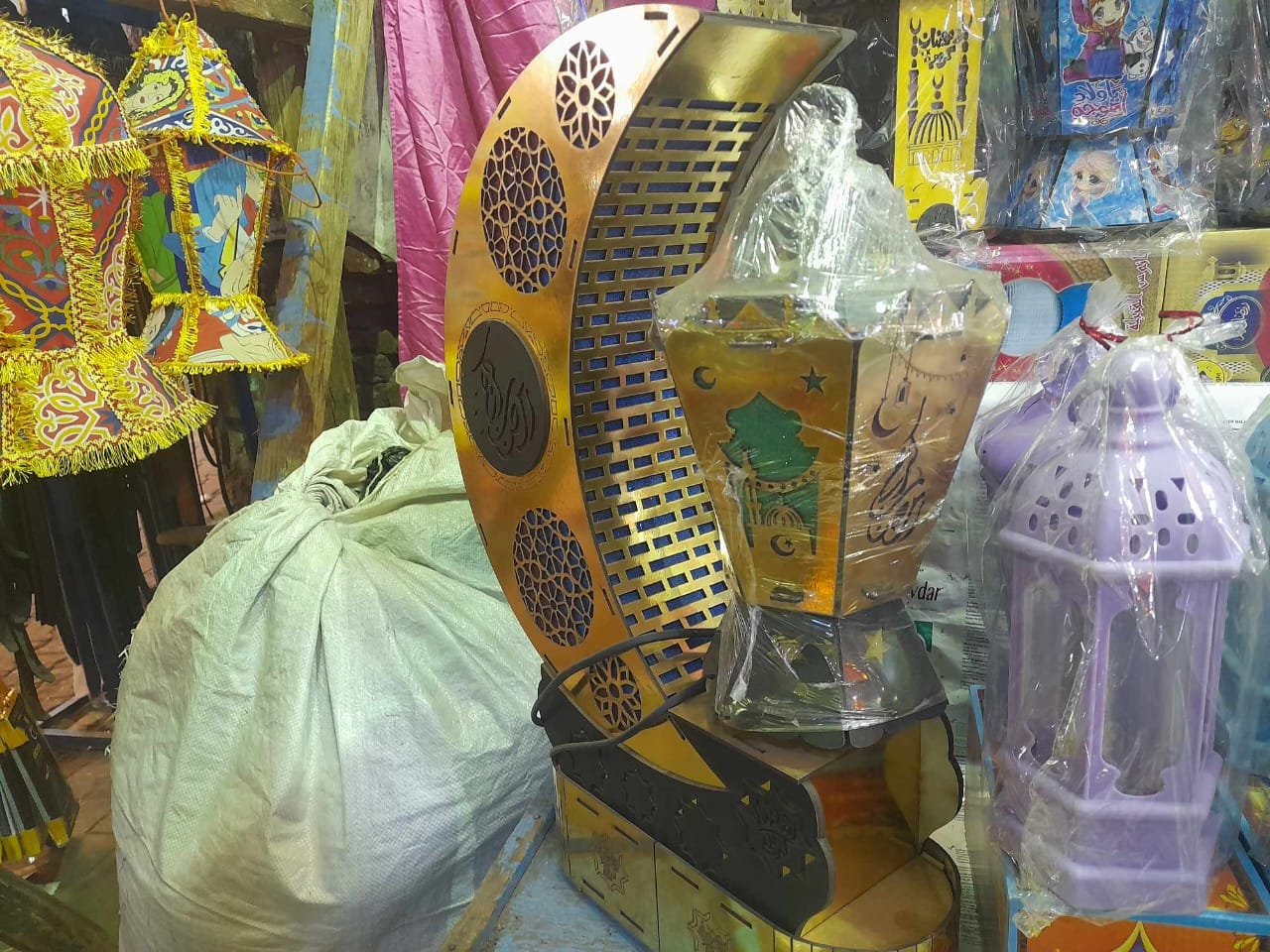 عرض الفوانيس في شوارع قنا عرض الفوانيس في شوارع قنا