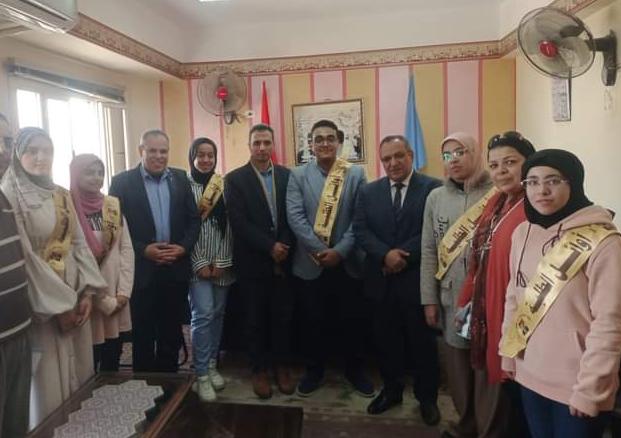 فريق من طلاب المدارس الثانوية المتفوقين فريق من طلاب المدارس الثانوية المتفوقين