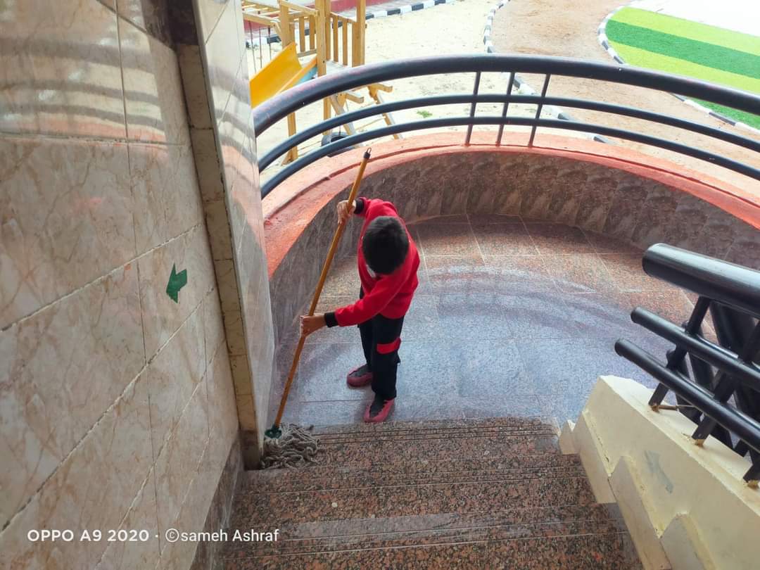 الطفل يحرص على نظافة مدرسته الطفل يحرص على نظافة مدرسته