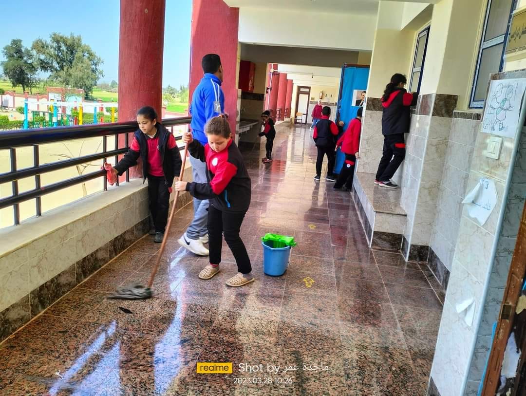 الحرص على غسل وتطهير المدرسة من قبل الأطفال الحرص على غسل وتطهير المدرسة من قبل الأطفال
