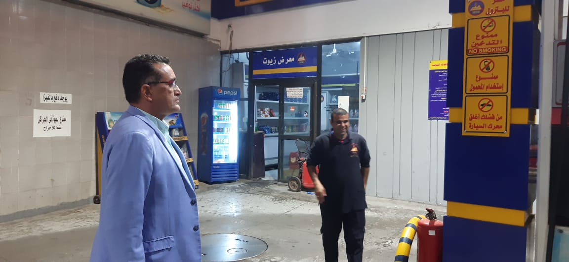 وكيل المديرية خلال جولته بمحطات الوقود بالأقصر وكيل المديرية خلال جولته بمحطات الوقود بالأقصر