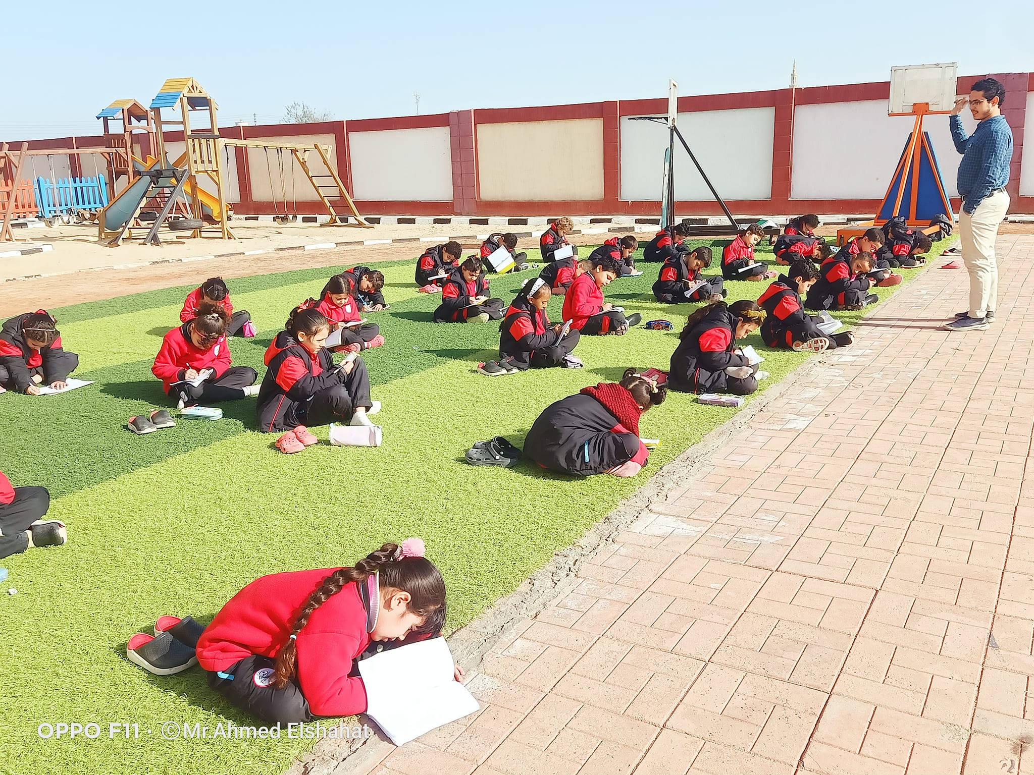 حصة مدرسية في فناء المدرسة حصة مدرسية في فناء المدرسة