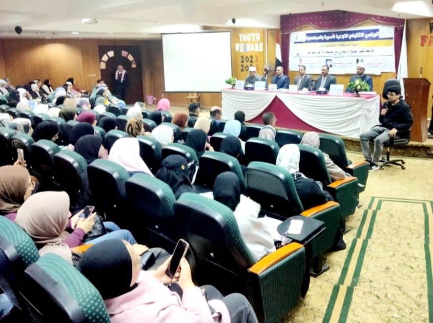 جانب من الندوة بجامعة كفر الشيخ جانب من الندوة بجامعة كفر الشيخ
