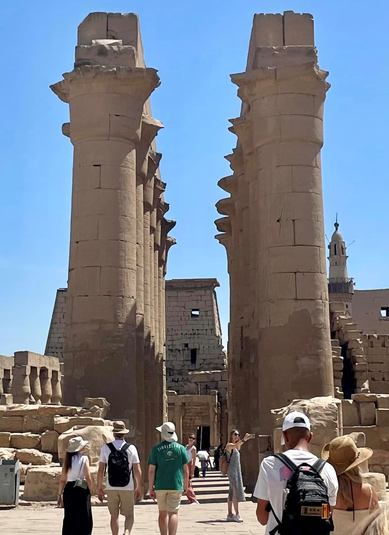 سياح العالم يأتون للاستمتاع بمعابد الكرنك سياح العالم يأتون للاستمتاع بمعابد الكرنك