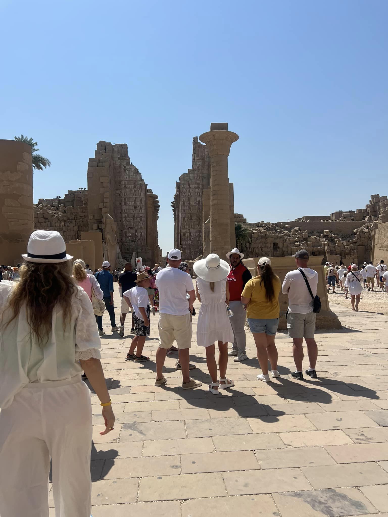 زيارات سياحية كبيرة داخل معابد الكرنك زيارات سياحية كبيرة داخل معابد الكرنك