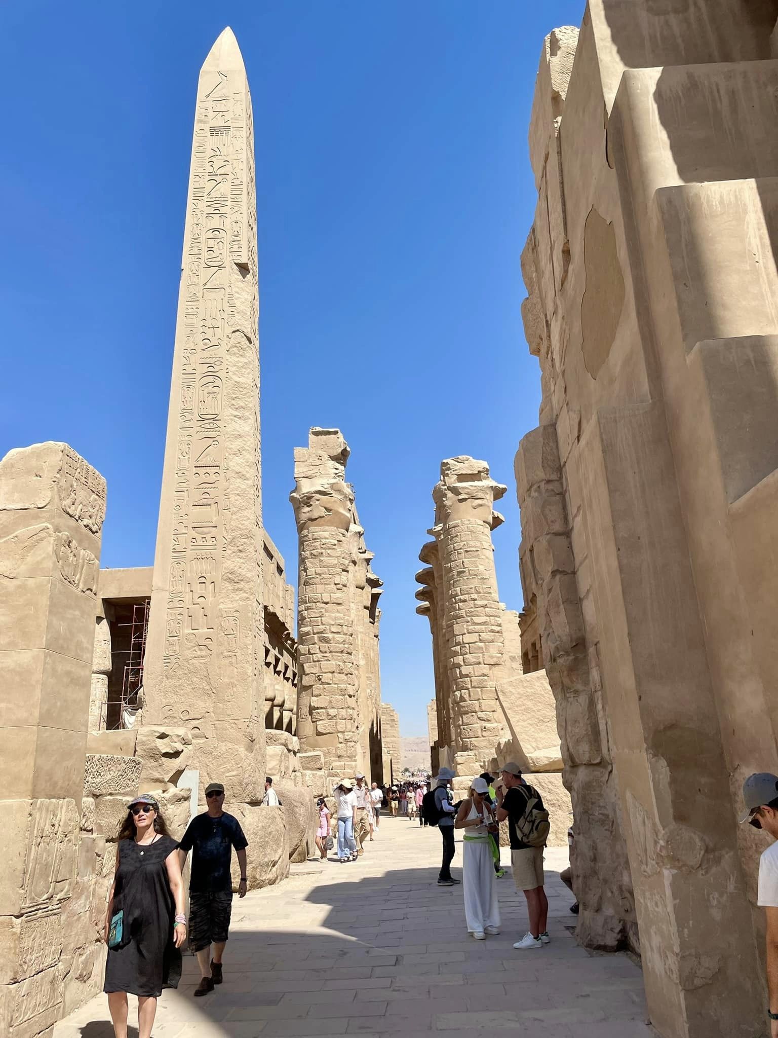 السياح بين أسوار معابد الكرنك السياح بين أسوار معابد الكرنك
