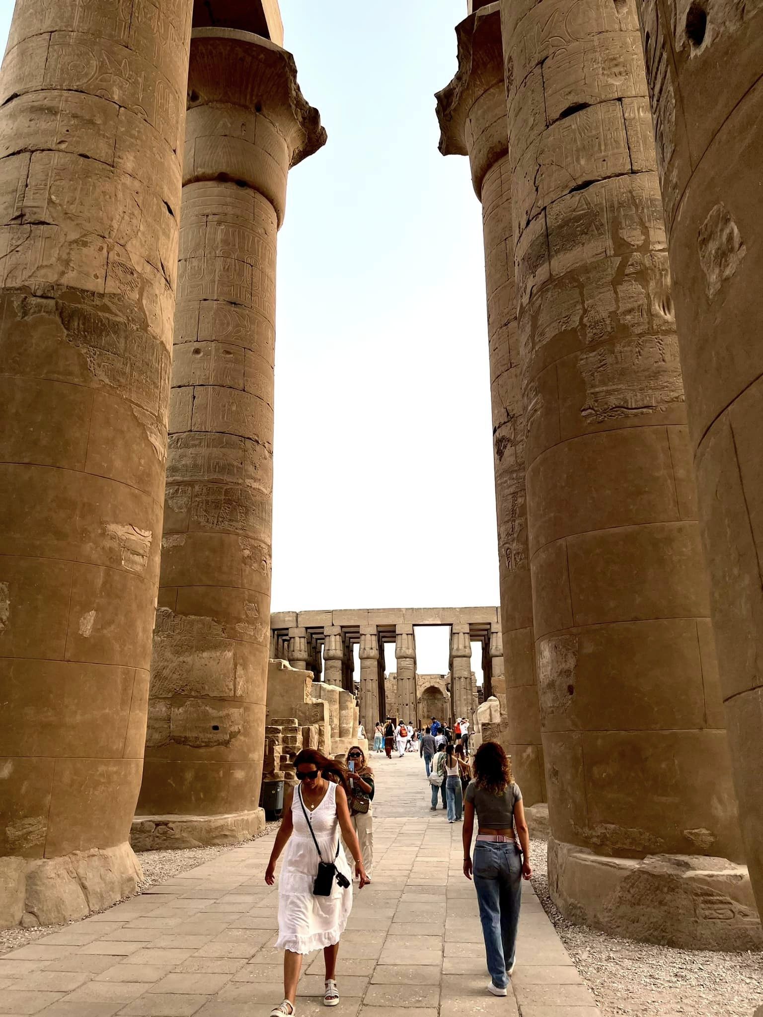 جانب من زيارات السائحين داخل معبد الأقصر جانب من زيارات السائحين داخل معبد الأقصر