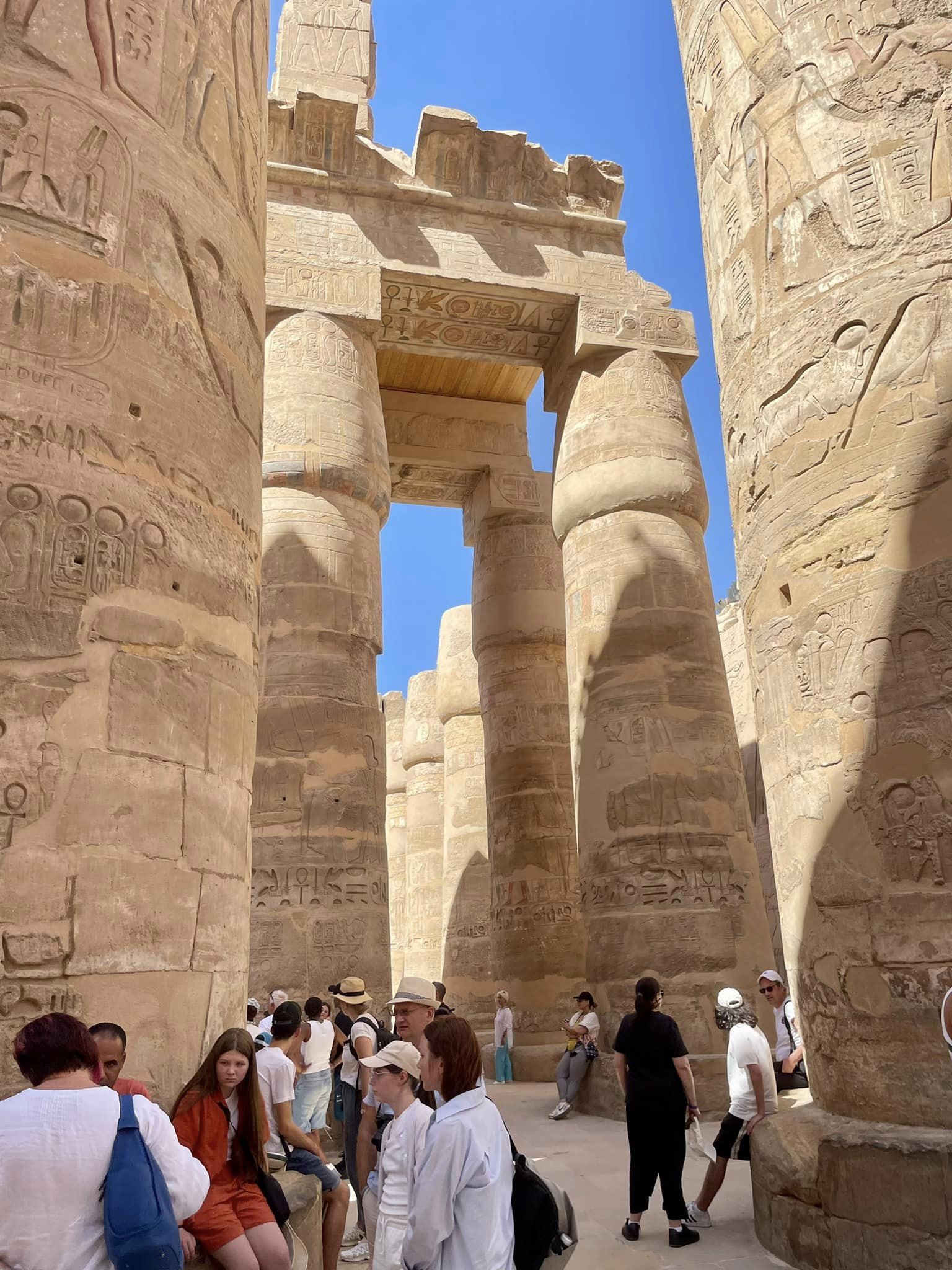 يستمتع السائحون بقاعة الأعمدة بالكرنك يستمتع السائحون بقاعة الأعمدة بالكرنك